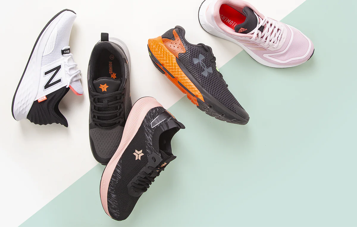Plusieurs paire de soulier de course regrouper ensemble , de couleurs différentes