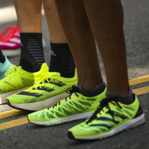 regroupement de souliers de différent athletes