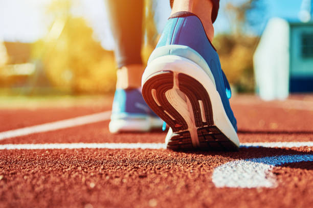 athlète qui s'apprêtent a courir sur une track